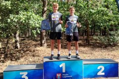 zdjęcie przedstawia zwycięzców biegu na podium w kategorii młodzież