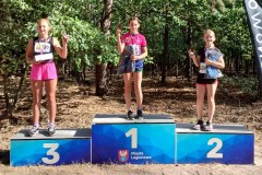 zdjęcie przedstawia zwycięzców biegu na podium w kategorii młodzież