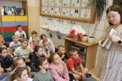 zdjęcie przedstawia  uczniów kasy 3b w trakcie akcji Czytanie na dywanie