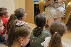 zdjęcie przedstawia  uczniów kasy 3b w trakcie akcji Czytanie na dywanie