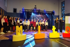 zdjęcie przedstawia dwie osoby - narratorów zapowiadających kolejny punkt programu