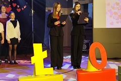 zdjęcie przedstawia dwie osoby - narratorów zapowiadających kolejny punkt programu