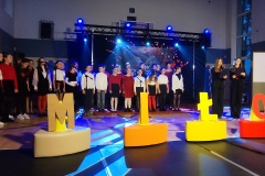 zdjęcie przedstawia dwie osoby - narratorów zapowiadających kolejny punkt programu
