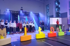 zdjęcie przedstawia dwie osoby - narratorów zapowiadających kolejny punkt programu