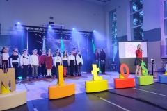 zdjęcie przedstawia jedną osobę, która śpiewa