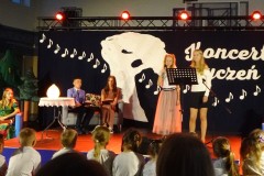 zdjęcie przedstawia scenę zbiorową z koncertu