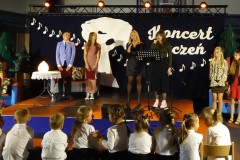 zdjęcie przedstawia scenę zbiorową z koncertu