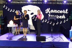 zdjęcie przedstawia trzy osoby - dyrekcję składająca życzenia
