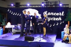zdjęcie przedstawia dwie osoby - Burmistrza Miasta i Gminy Serock wręczającego Nagrodę Burmistrza wręczającą nagrody nauczycielom z okazji DEN