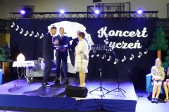zdjęcie przedstawia dwie osoby - Burmistrza Miasta i Gminy Serock wręczającego Nagrodę Burmistrza wręczającą nagrody nauczycielom z okazji DEN