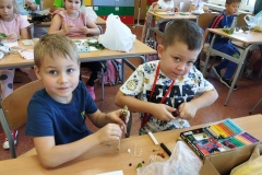 zdjęcie przedstawia uczniów klasy 1a wykonujących jesienne prace plastyczne