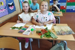 zdjęcie przedstawia uczniów klasy 1a wykonujących jesienne prace plastyczne
