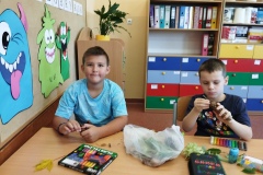 zdjęcie przedstawia uczniów klasy 1a wykonujących jesienne prace plastyczne