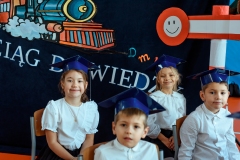 zdjęcie przedstawia uczniów klasy 1b w trakcie uroczystości Ślubowania klas 1