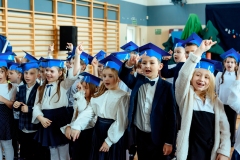 zdjęcie przedstawia uczniów klasy 1a i 1b śpiewających w trakcie uroczystości Ślubowania klas 1
