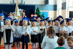 zdjęcie przedstawia uczniów klasy 1a i 1b śpiewających w trakcie uroczystości Ślubowania klas 1