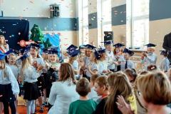 zdjęcie przedstawia uczniów klasy 1a i 1b śpiewających w trakcie uroczystości Ślubowania klas 1