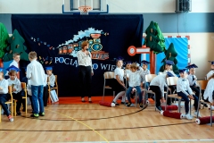 zdjęcie przedstawia uczniów klasy 1b w trakcie uroczystości Ślubowania klas 1