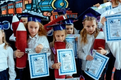 zdjęcie przedstawia uczniów klasy 1b w trakcie uroczystości Ślubowania klas 1