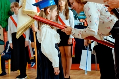 zdjęcie przedstawia pasowanie na ucznia  w trakcie uroczystości Ślubowania klas 1